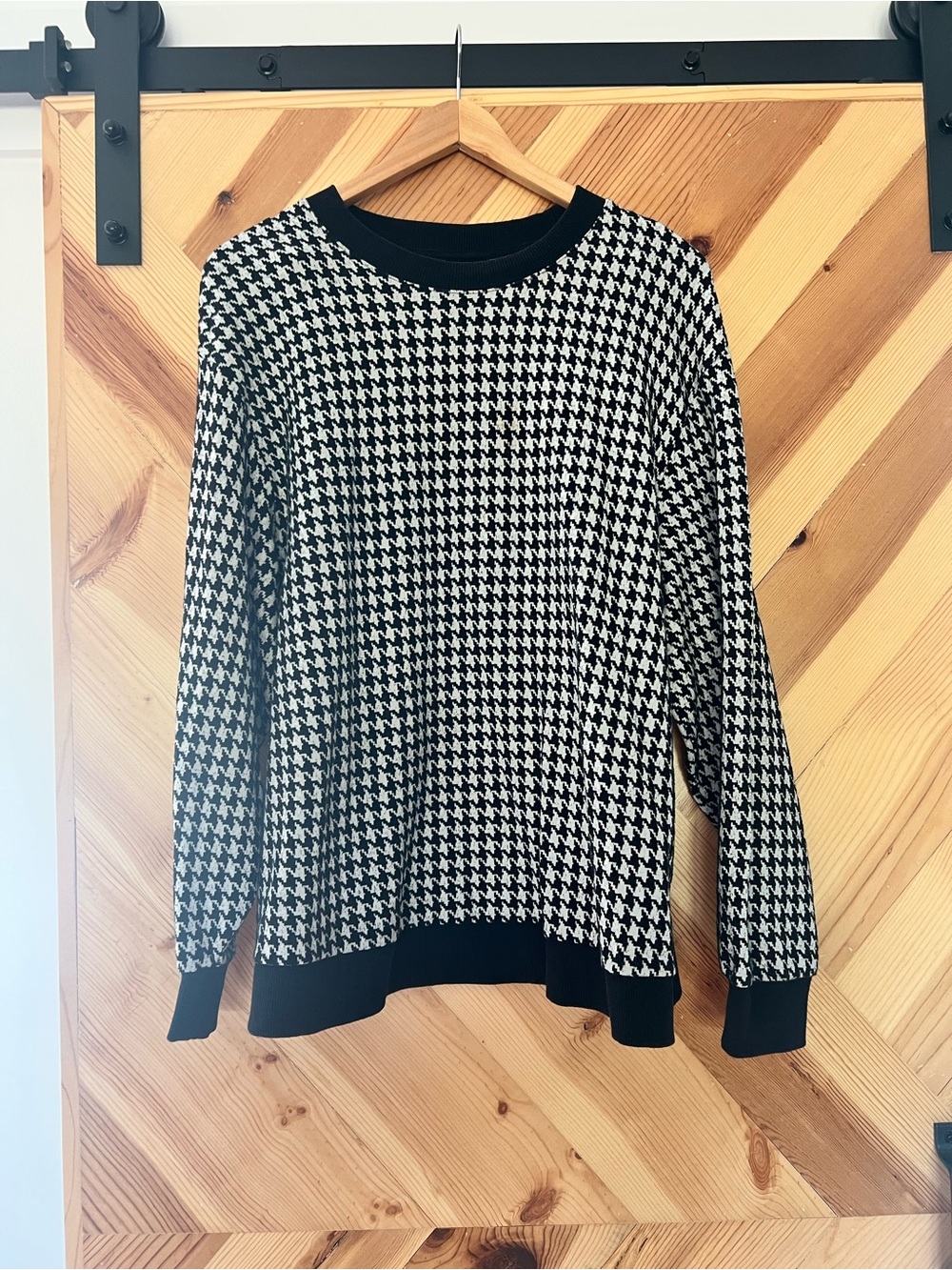 Who What Wear Black & White Houndstooth Crewneck Sweater